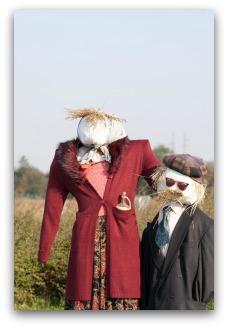 cute couple garden scarecrow idea